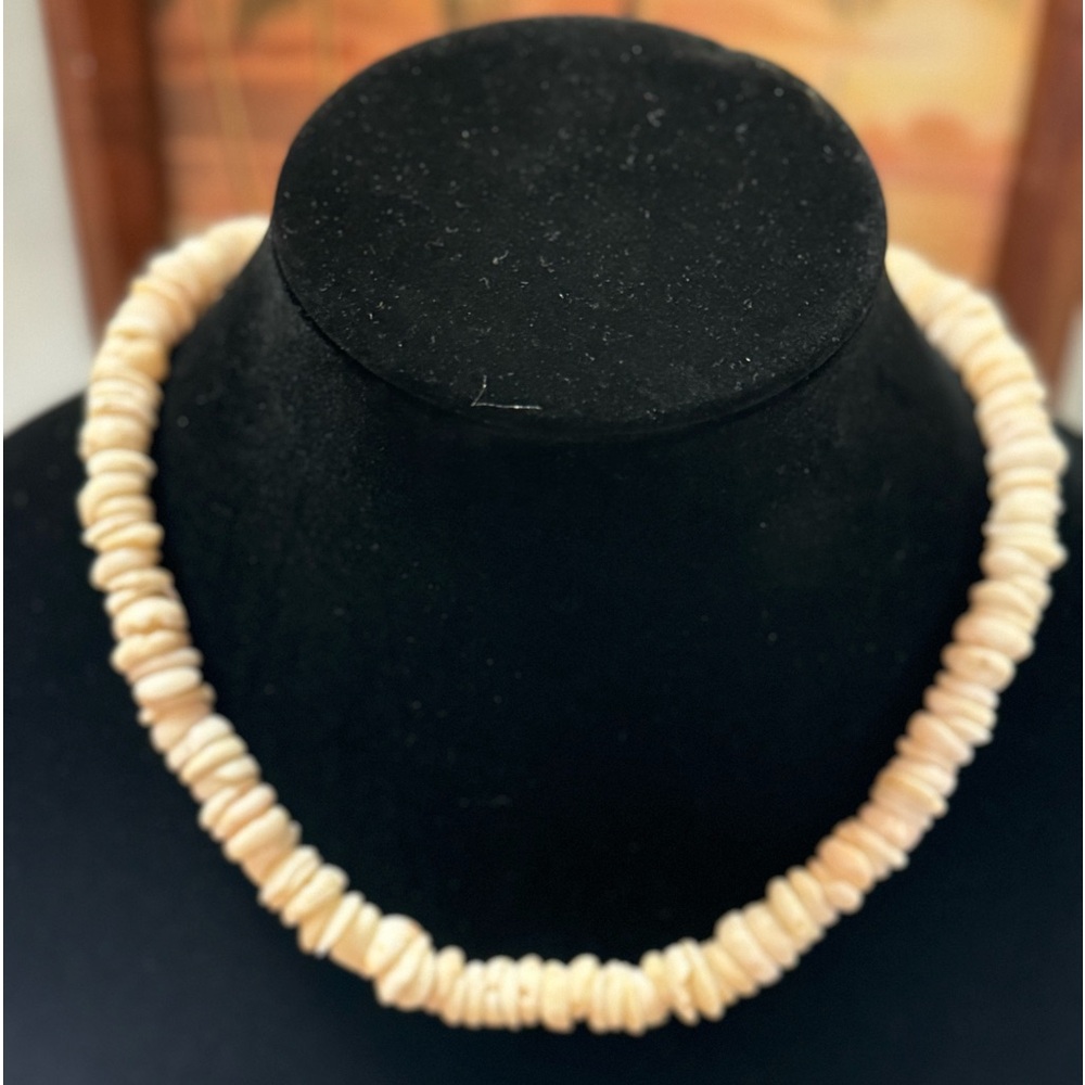 VINTAGE AUTHENTIC PUKA SHELL NECKLACE